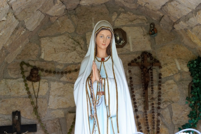Razones por las que no se debe orar a la Virgen María